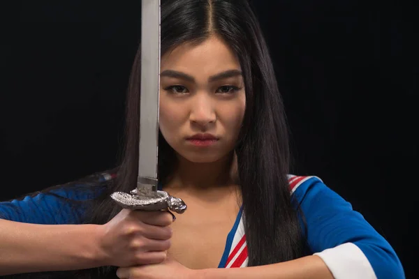 Asiática dama con espada en estudio — Foto de Stock