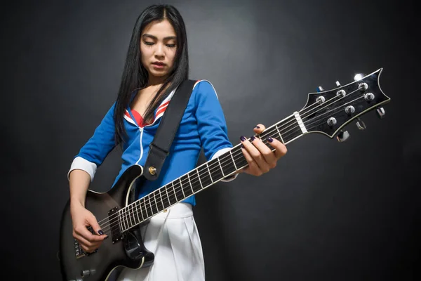 Asiática estrela de rock senhora no estúdio — Fotografia de Stock