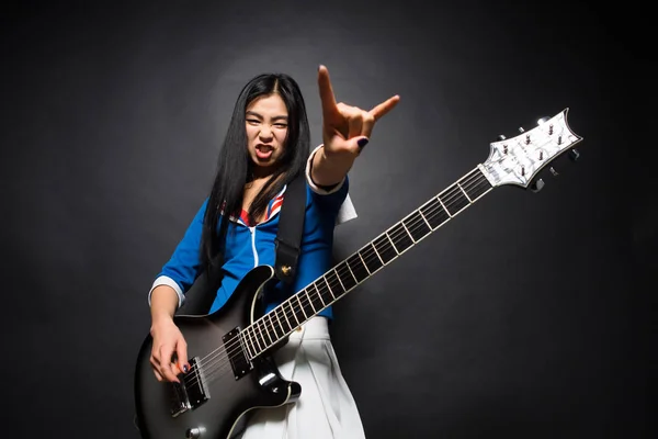 Asiatische rock star lady in studio — Stockfoto