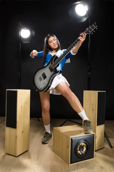 Asiatico rock star signora in studio — Foto Stock