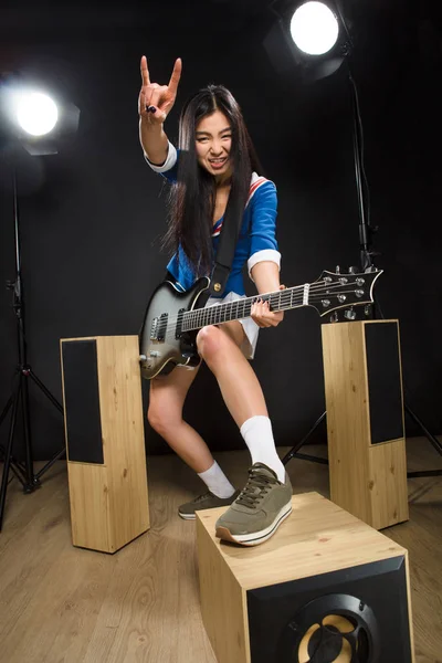 Asiatico rock star signora in studio — Foto Stock