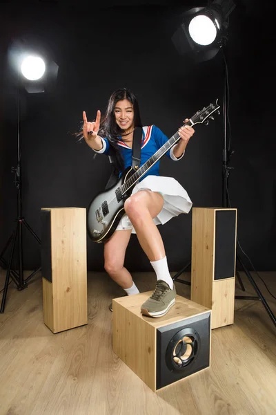 Wanita bintang rock Asia di studio — Stok Foto