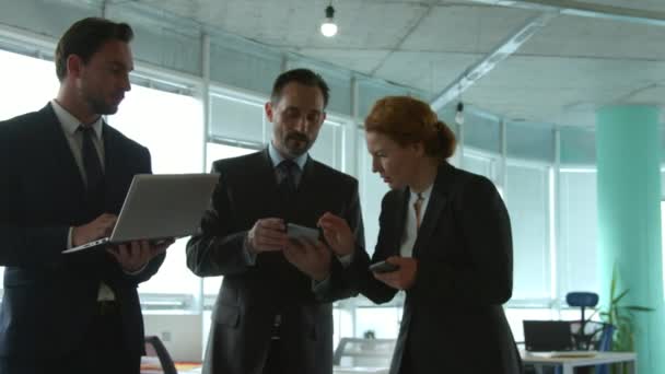 Les gens d'affaires travaillant dans la salle de conseil dans le bureau — Video