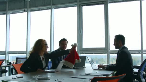Gente de negocios trabajando en la sala de juntas en la oficina — Vídeos de Stock