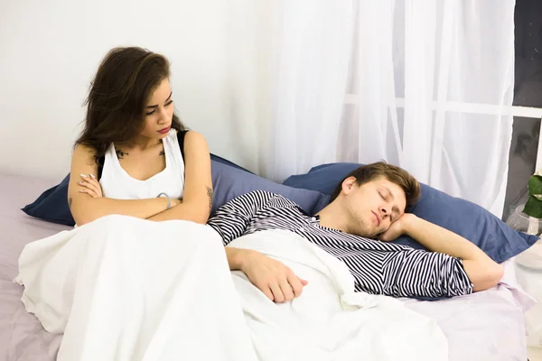 Hombre roncando en la cama — Foto de Stock