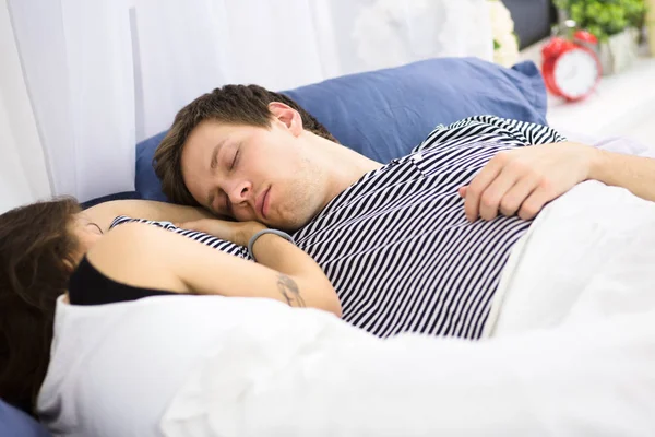 Пара спить на ліжку — стокове фото