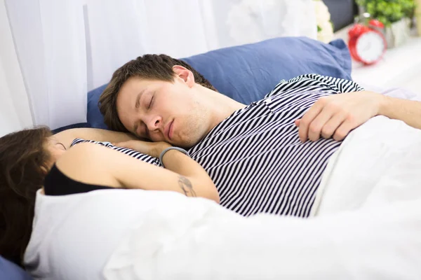 Pareja durmiendo en la cama —  Fotos de Stock