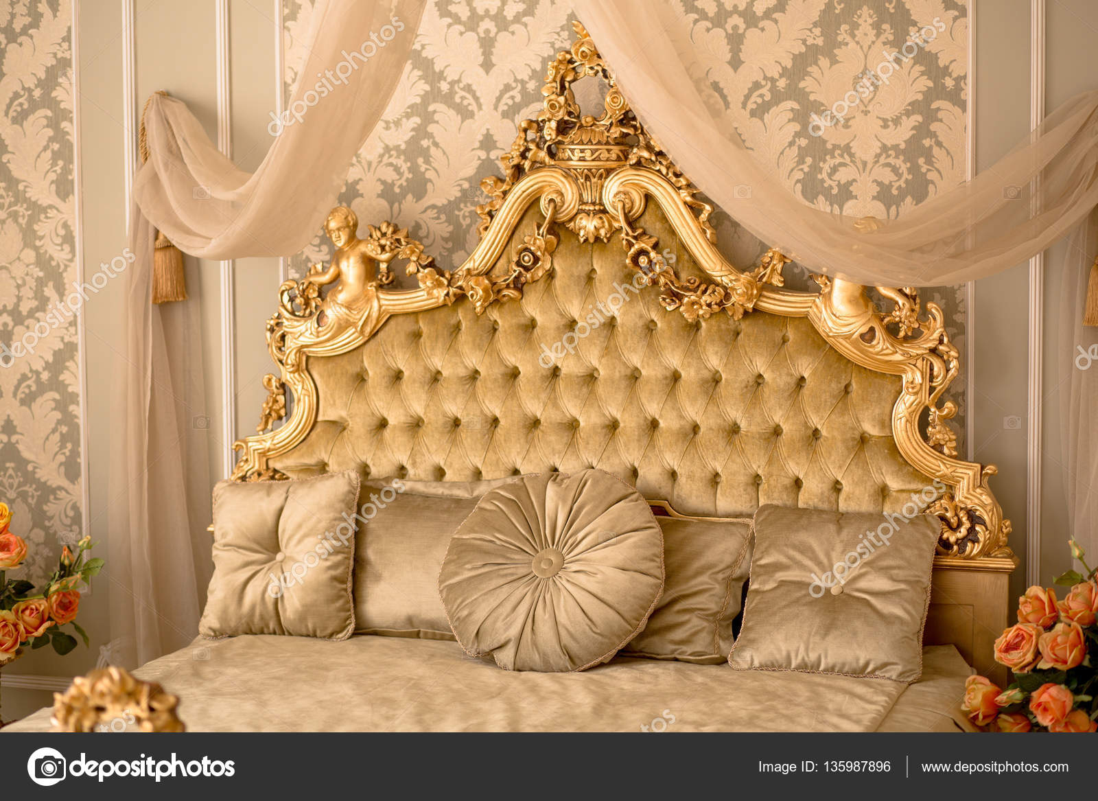 Koninklijke slaapkamer interieur — Stockfoto © svyatoslavlipik ... Koninklijke slaapkamer interieur — Stockfoto © svyatoslavlipik ...
