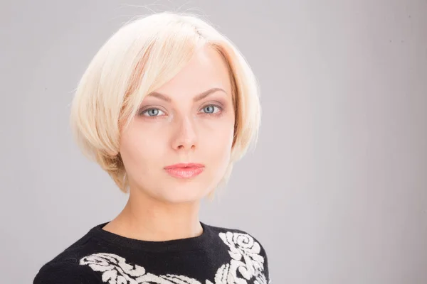 Porträtt av blond dam i studio — Stockfoto