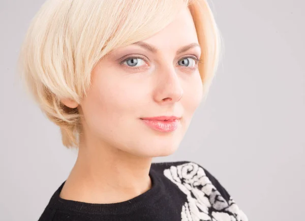 Porträtt av blond dam i studio — Stockfoto