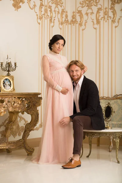 Reiches Paar erwartet Baby — Stockfoto