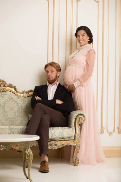 Reiches Paar erwartet Baby — Stockfoto