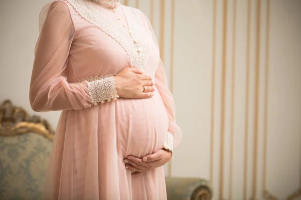 Senhora grávida no interior do vintage — Fotografia de Stock