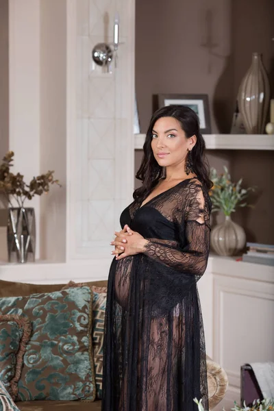 Беременная женщина в винтажном интерьере — стоковое фото