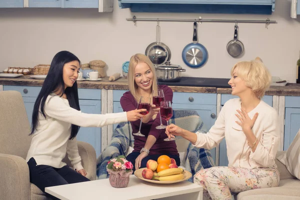 Amici ragazze avendo festa a casa — Foto Stock