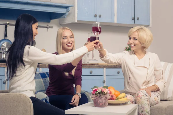 Amici ragazze avendo festa a casa — Foto Stock