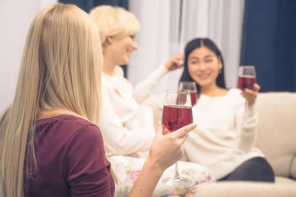 Amici ragazze avendo festa a casa — Foto Stock