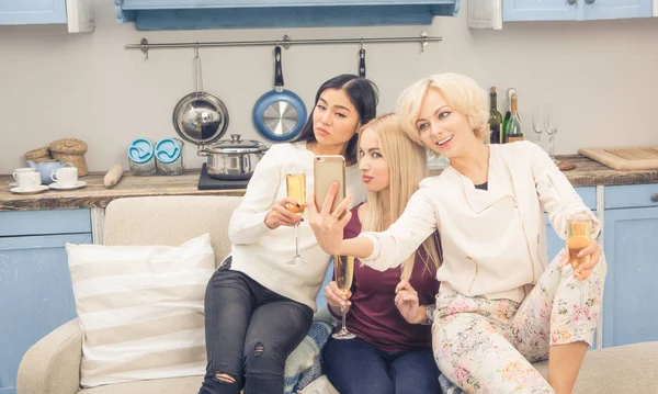 Amigos chicas teniendo fiesta en casa —  Fotos de Stock