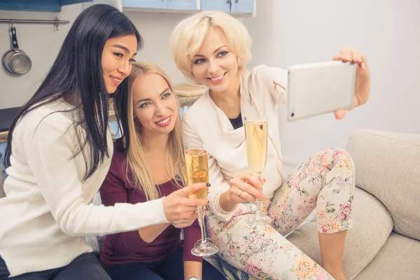 Amigos meninas fazendo festa em casa — Fotografia de Stock