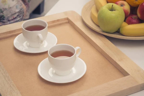 Zwei Tassen Tee auf Tablett — Stockfoto