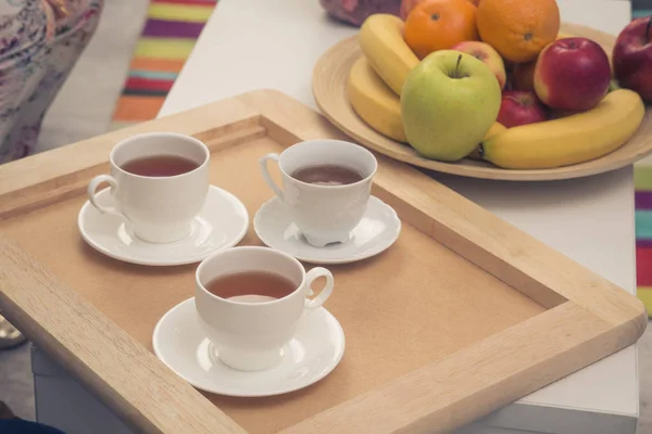 Drei Tassen Tee auf Tablett — Stockfoto