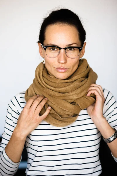 Portret van zakenvrouw in studio — Stockfoto