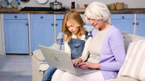 奶奶和小女孩使用的便携式计算机 — 图库视频影像
