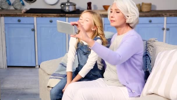 Oma und kleines Mädchen machen Fotos — Stockvideo
