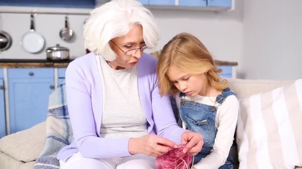 Бабушка и ребенок вязание — стоковое видео