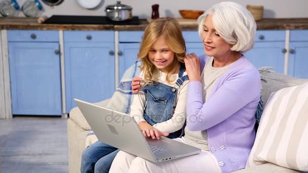 Бабушка и девочка с ноутбуком — стоковое видео