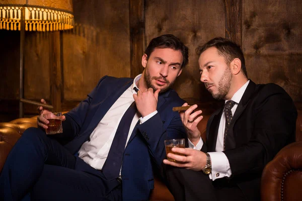 Ricchi uomini d'affari con sigari — Foto Stock