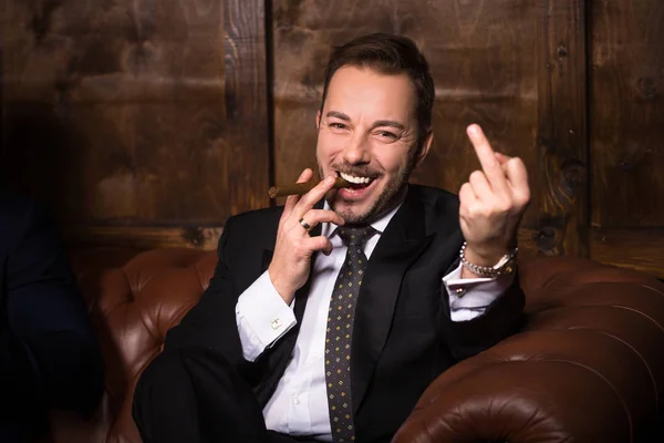 Hombre de negocios rico con cigarro — Foto de Stock