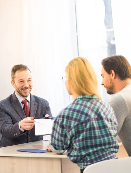 Säljare erbjuder kontrakt — Stockfoto