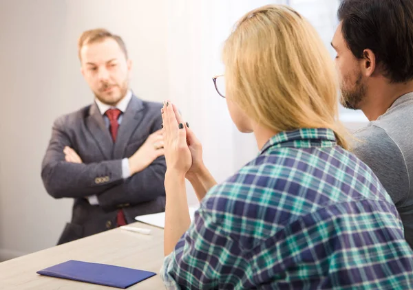 Par som kommunicerar med bank officer — Stockfoto