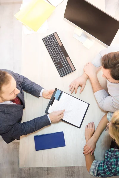 Salesman giving credit card — Stock Photo, Image