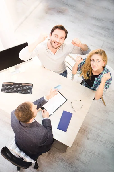 Salesman giving credit card — Stock Photo, Image