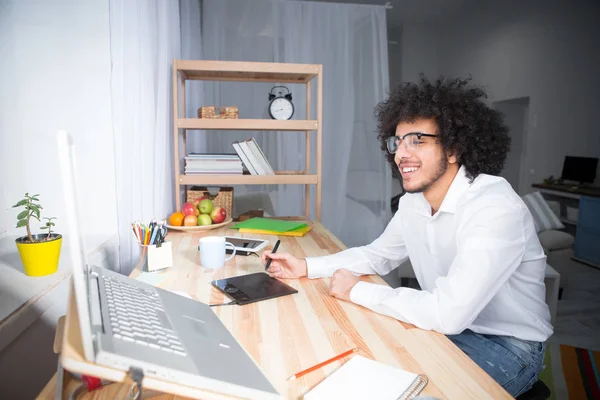 Hipster homme indépendant travaillant à la maison — Photo