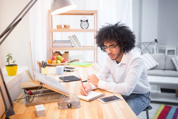 Hipster freelance hombre trabajando en casa — Foto de Stock