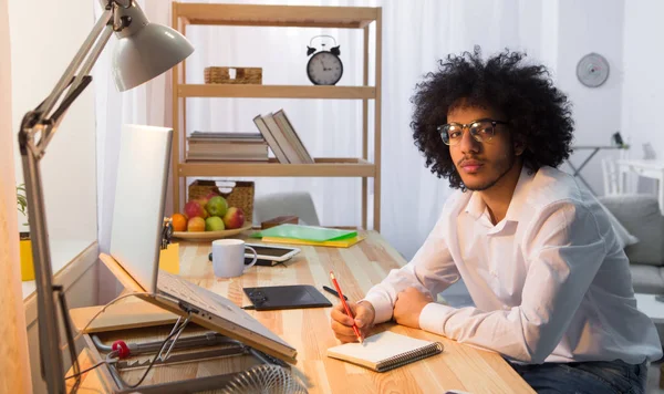 Hipster freelance hombre trabajando en casa — Foto de Stock