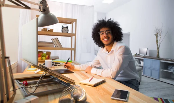Ανεξάρτητος άνθρωπος hipster, εργασία στο σπίτι — Φωτογραφία Αρχείου