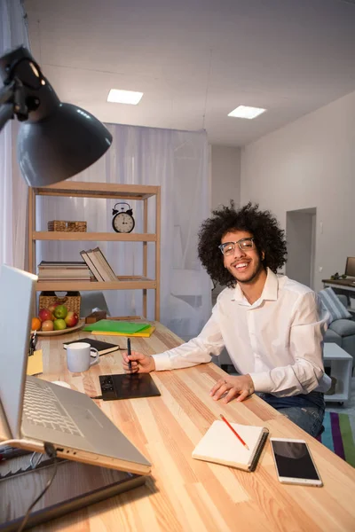 Hipster freelance hombre trabajando en casa — Foto de Stock