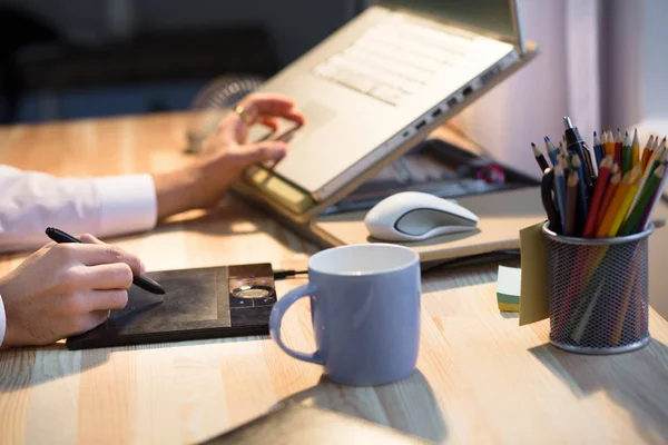 Homem freelance Hipster trabalhando em casa — Fotografia de Stock