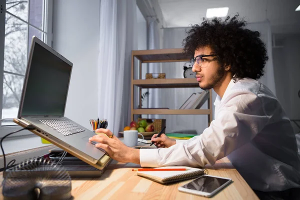 Hipster freelance hombre trabajando en casa — Foto de Stock