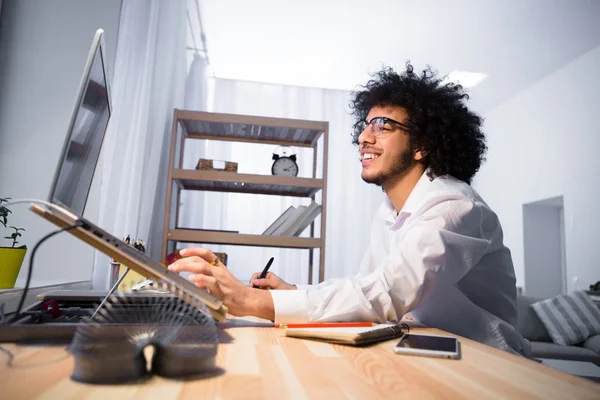 Homem freelance Hipster trabalhando em casa — Fotografia de Stock