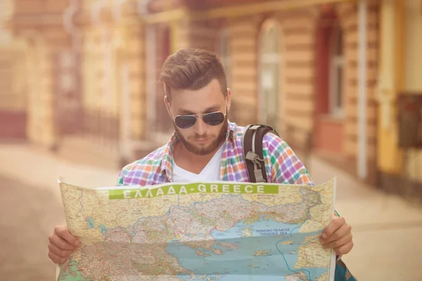 Homem jovem hipster com mapa — Fotografia de Stock