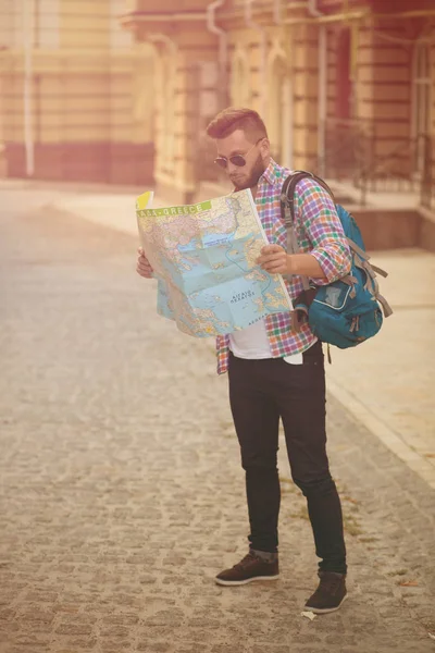 Mladí bokovky muž s mapou — Stock fotografie