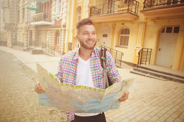 Joven hipster hombre con mapa — Foto de Stock