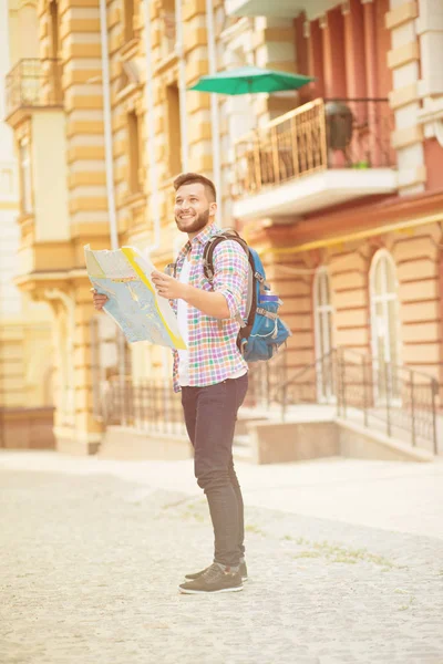 Homem jovem hipster com mapa — Fotografia de Stock