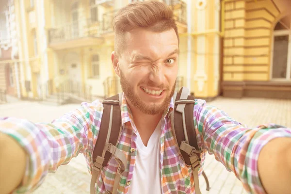 Homem bonito fazendo selfies — Fotografia de Stock