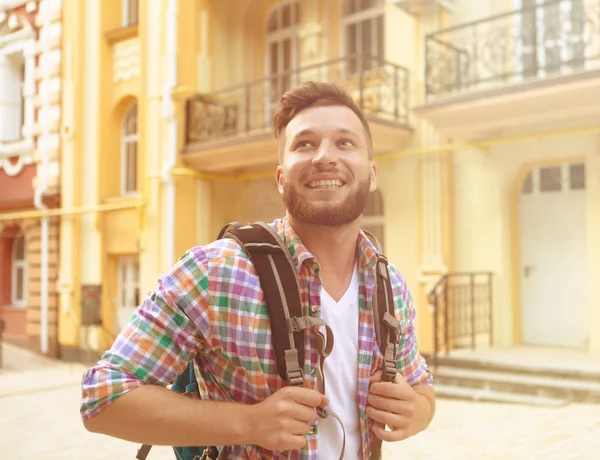 Hombre guapo en la ciudad — Foto de Stock